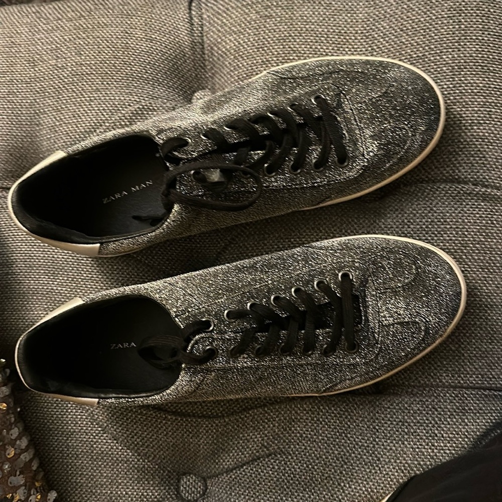 ZARA Y EL SIZE ES 40, unisex. they shines. Nice when you want to stand out